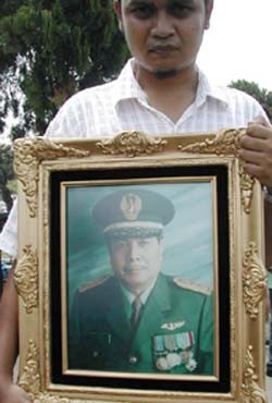 Raja Inal Siregar Dimakamkan, Sang Istri Terpaksa Dipapah Raja Inal Siregar Dimakamkan, Sang Istri Terpaksa Dipapah